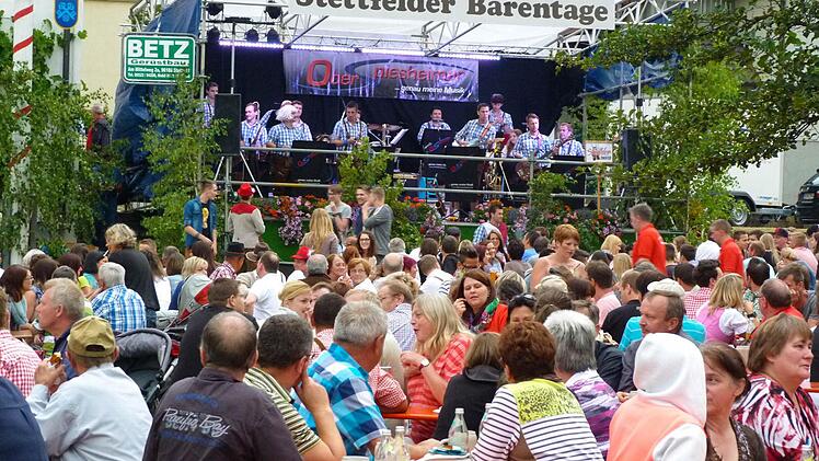 In bester Stimmung waren die zahlreichen Gäste aus Nah und Fern beim Auftritt der "Obespiesheimer" am Samstagabend. Stettfeld feierte am Wochenende quasi nonstop.