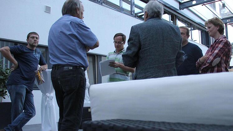 Die Sieger-Fotografen im Gespräch mit Redakteur Stefan Reinmann. Foto: Lena Alt