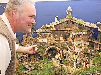 Michael Hoffmann bestaunt seine eigenes alpenländisches Krippenhaus, das sogar mit Ankleidefiguren aufwarten kann.  Fotos: fra-press