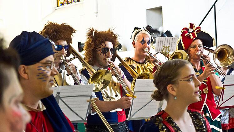 Die Quastenflosser wurden bei ihrem Auftritt in der Coburger Heilig-Kreuz-Kirche begeistert gefeiert.  Foto: Jochen Berger