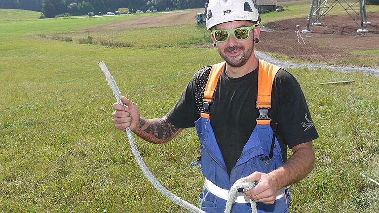 Etwa zwei Daumen dick ist das Seil, das Hendrik Zehder am Boden vorbereitete.