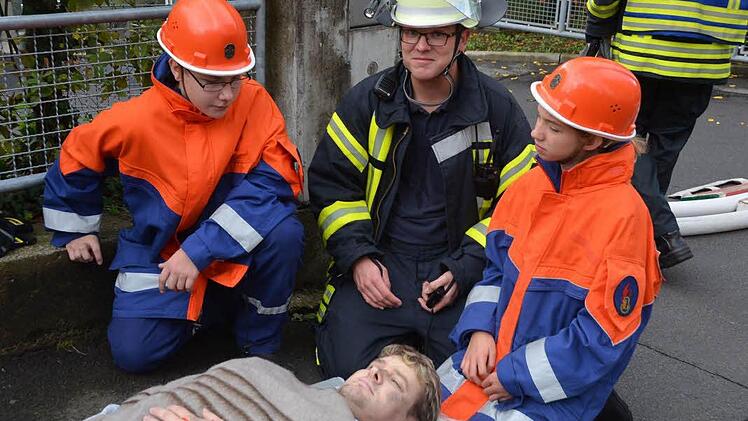 Dramatische Szenen bei der Großübung am Samstag im Haus Kreuzberg der Kurklinik "Am Kurpark" in Bad Kissingen.  Foto: Rauch