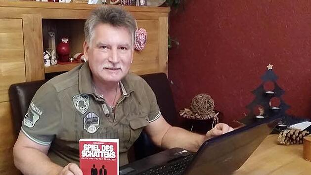 Harald Wei&szlig; pr&auml;sentiert seinen Krimi, den er im Eigenverlag ver&ouml;ffentlicht hat.  Foto: Petra Malbrich