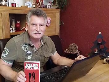 Harald Weiß präsentiert seinen Krimi, den er im Eigenverlag veröffentlicht hat.  Foto: Petra Malbrich