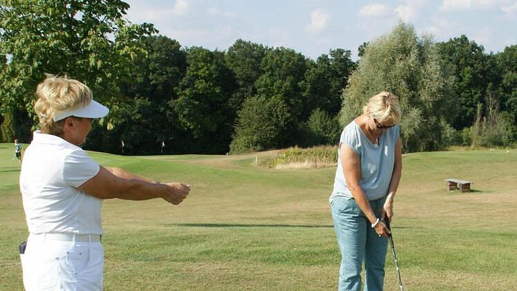 Erfahrene Golferinnen und Golfer standen den Gästen zur Seite, die sich erstmals an den Schläger wagten.