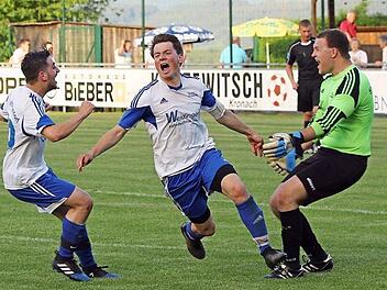Der Ketsche-Knipser" vom Dienst: Philipp Bauer nach seinem verwandelten Elfmeter zum 5:2-Endstand. Zuvor glänzte Torwart Mike Pochmann (rechts) mit tollen Paraden. Fotos: Heinrich Weiß