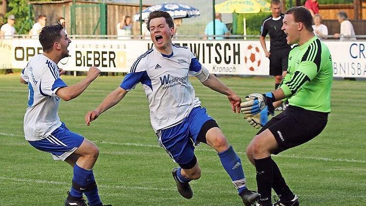 Der Ketsche-Knipser" vom Dienst: Philipp Bauer nach seinem verwandelten Elfmeter zum 5:2-Endstand. Zuvor glänzte Torwart Mike Pochmann (rechts) mit tollen Paraden. Fotos: Heinrich Weiß