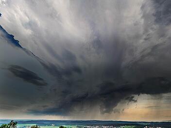 Auf und Ab, Auf und Ab - das Wetter in Franken bleibt die n&auml;chsten Tage unbest&auml;ndig. Einen Hoffnungsschimmer gibt es f&uuml;rs Wochenende. Foto: Nicolas Armer/dpa