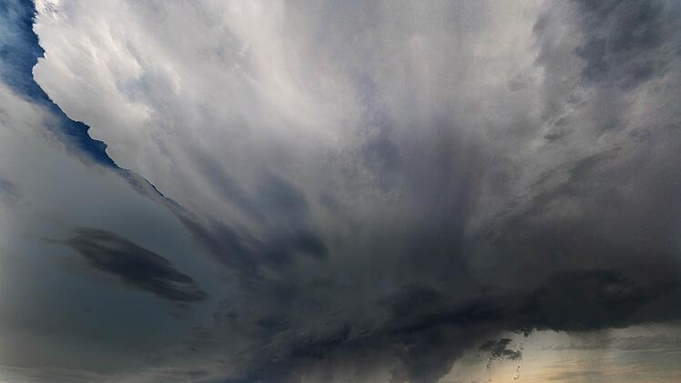 Auf und Ab, Auf und Ab - das Wetter in Franken bleibt die n&auml;chsten Tage unbest&auml;ndig. Einen Hoffnungsschimmer gibt es f&uuml;rs Wochenende. Foto: Nicolas Armer/dpa