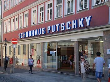 Die Schaufenster sind schon leer, aber offiziell hat der Ausverkauf noch nicht begonnen: das Schuhhaus Putschky am gestrigen Mittwoch. Foto: Simone Bastian