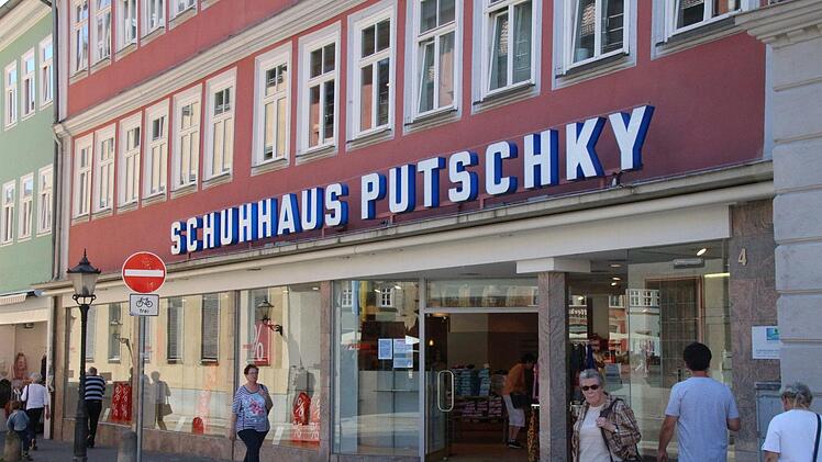 Die Schaufenster sind schon leer, aber offiziell hat der Ausverkauf noch nicht begonnen: das Schuhhaus Putschky am gestrigen Mittwoch. Foto: Simone Bastian