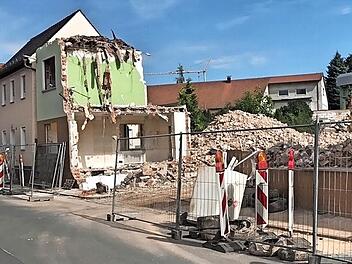Eine kräftige Baulücke klafft in der Hinteren Gasse. Aber das nur auf Zeit, in wenigen Monaten soll hier wieder alles geschlossen sein.