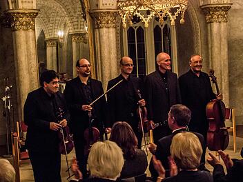 Begeisterten Beifall erhielten das Bamberger Streichquartett und der Klarinetist Günther Forstmaier beim Auftritt im Marmorsaal von Schloss Rosenau.Foto: Jochen Berger