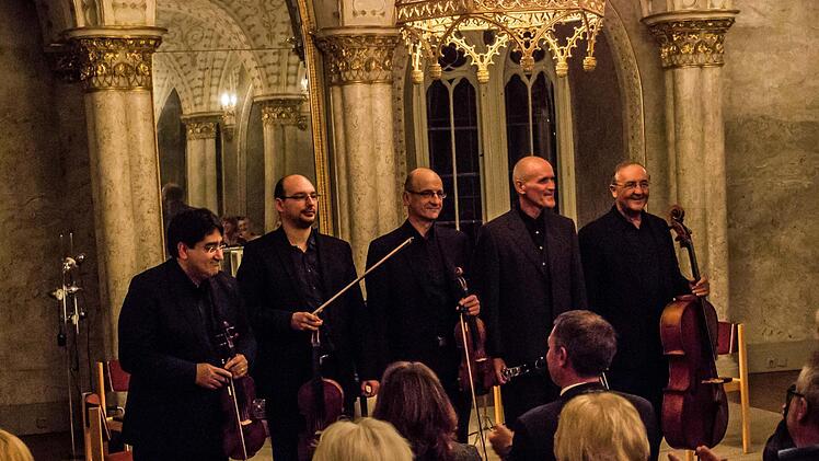 Begeisterten Beifall erhielten das Bamberger Streichquartett und der Klarinetist Günther Forstmaier beim Auftritt im Marmorsaal von Schloss Rosenau.Foto: Jochen Berger