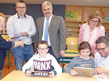 Übergabe der Spende an Schulleiter Marco Speckner (von links): Fördervereinvorsitzende Brigitte Lang, Schulleiter Marco Speckner, Bürgermeister Gerhard Amon, Fördervereins-Vorstandsmitglied Nicola Wolf, Vizebürgermeister Marco Friepes und vorne die beiden Kinder Luke und Fiona  Foto: Heidi Amon