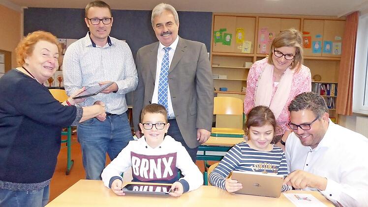 Übergabe der Spende an Schulleiter Marco Speckner (von links): Fördervereinvorsitzende Brigitte Lang, Schulleiter Marco Speckner, Bürgermeister Gerhard Amon, Fördervereins-Vorstandsmitglied Nicola Wolf, Vizebürgermeister Marco Friepes und vorne die beiden Kinder Luke und Fiona  Foto: Heidi Amon