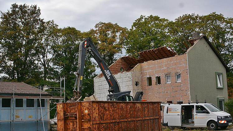 In diesem Bereich wird künftig die neue Berufsfachschule für Musik stehen. Das ehemalige Wohnhaus und die Garagen gehören nun der Vergangenheit an. Foto: Hanns Friedrich