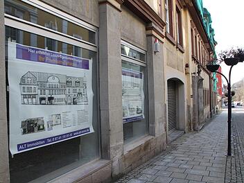 Hinter den Schaufenstern wirbt der Investor noch nach Käufern für seniorengerechte Wohnungen. Im Internet wird die "Neue Post" hingegen nicht mehr aktiv vermarktet. Foto: Ulrike Müller