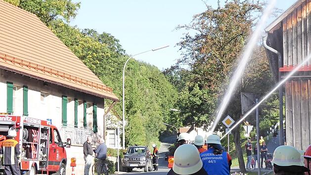Aus vollen Rohren wurde der angenommene Brandherd gel&ouml;scht.