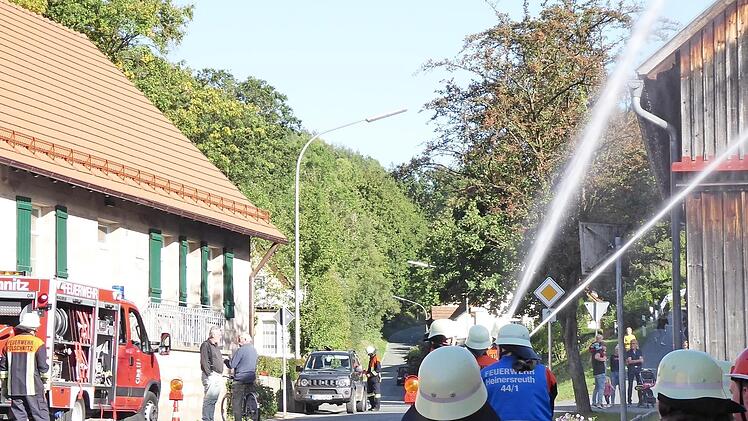 Aus vollen Rohren wurde der angenommene Brandherd gelöscht.