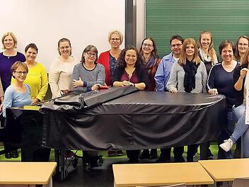 Der Gospelchor mit seiner Leiterin Christiane Stömer-Rauh (am Klavier) lädt zum Jubiläums- und Wunschkonzert am Samstag, 19. Oktober. Foto: Heike Schülein