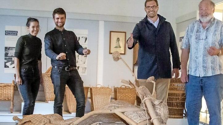 Elisa (von links) und Siemeon König übergaben die Korb-Harley an Bürgermeister Dirk Rosenbauer und Korbmachermeister Roland Ponsel. Foto: kag