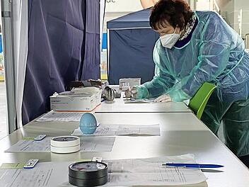 Bis das Ergebnis der Antigenschnelltests vorliegt, dauert es rund 15 Minuten. So lange müssen die Testwilligen in einem Wartebereich Platz nehmen. Hannelore Gabinio hat dabei alles im Blick.