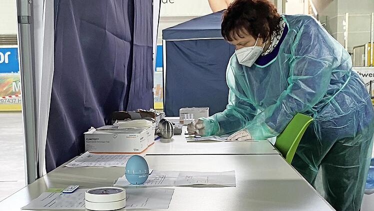 Bis das Ergebnis der Antigenschnelltests vorliegt, dauert es rund 15 Minuten. So lange müssen die Testwilligen in einem Wartebereich Platz nehmen. Hannelore Gabinio hat dabei alles im Blick.
