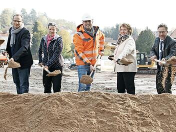 Freude beim symbolischen Spatenstich: (von links) die künftigen Mieter Dr. Christian Knopp, Jan Henrik Schmitz, Dr. Gerlinde Abert, Anton Schick, Geschäftsführer von Burger Bau, Brigitte Meyerdierks, Alexander Bechtler und Jochen Vogel.