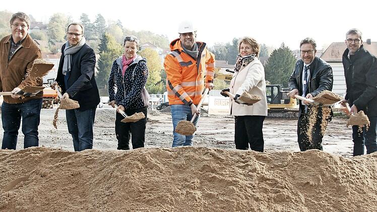 Freude beim symbolischen Spatenstich: (von links) die künftigen Mieter Dr. Christian Knopp, Jan Henrik Schmitz, Dr. Gerlinde Abert, Anton Schick, Geschäftsführer von Burger Bau, Brigitte Meyerdierks, Alexander Bechtler und Jochen Vogel.