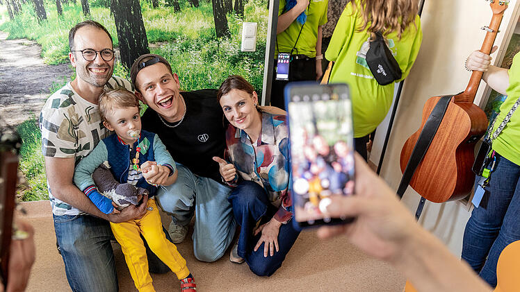 Erlangen: Musikstars zu Besuch in Kinderklinik - "hat uns eine Auszeit von unseren Sorgen geschenkt"
