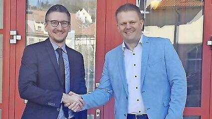Bad Br&uuml;ckenaus B&uuml;rgermeister und Aufsichtsratsvorsitzender Jan Marberg (links) verl&auml;ngerte im Namen des Aufsichtsrats der Stadtwerke den Vertrag mit Gesch&auml;ftsf&uuml;hrer Torsten Zwingmann bis zum Jahr 2031.