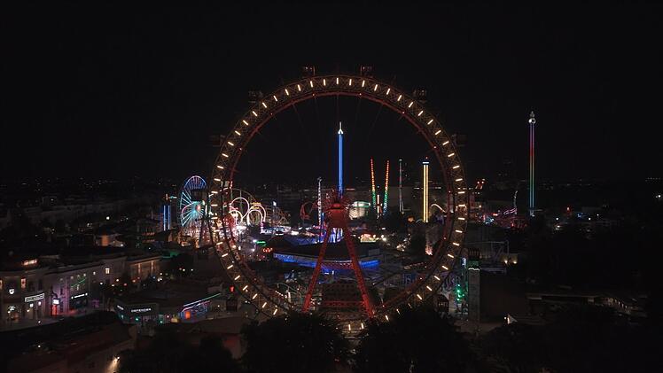 Im Wiener Prater dreht sich das berühmte Riesenrad auch spät noch im Dunkeln.