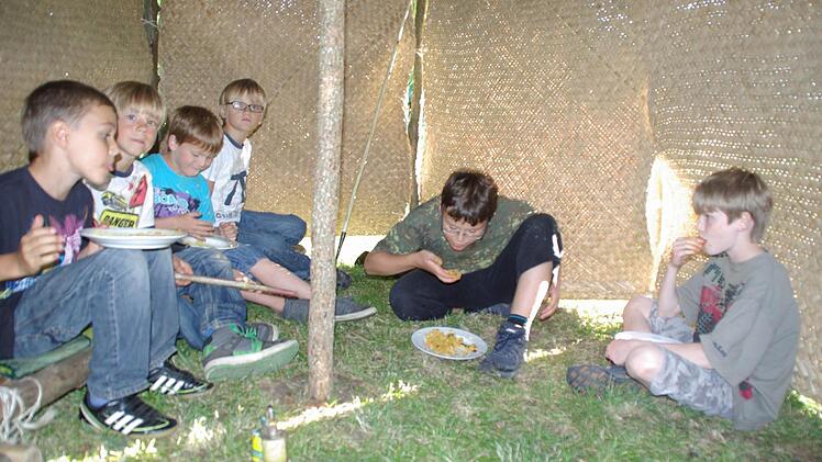 Mit Händen zu essen macht Spaß, auch wenn Couscous mit Bohnen für manche Kinder gewöhnungsbedürftig war.