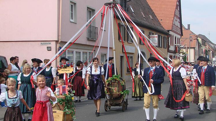 Die Volkstanzgruppe Mainstockheim zieht mit ihrem Bändertanz die Blicke der unzähligen Zuschauer auf sich.