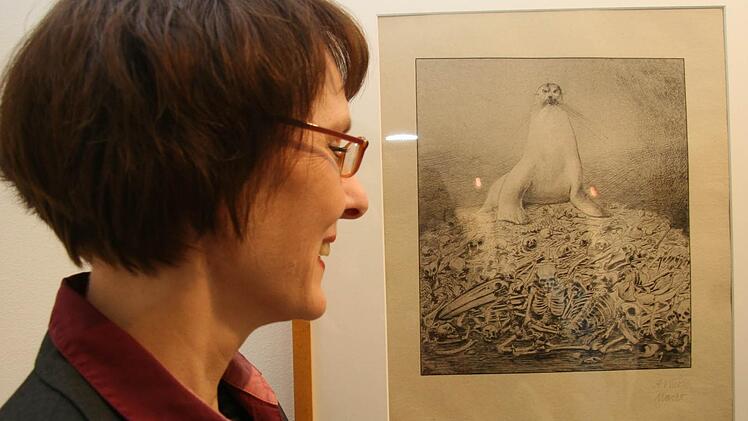 Sichtlich beeindruckt, ob der Endzeitstimmung verharrt Astrid Fick vor den Werken Alfred Kubins: Kubin ist ein Meister in schockierenden Phantastereien