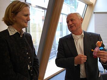 Klaus Habermaaß, geschäftsführender Gesellschafter der Haba-Firmenfamilie, schenkte Karin Seehofer unter anderem einen Engel aus Holz. Fotos: Oliver Schmidt