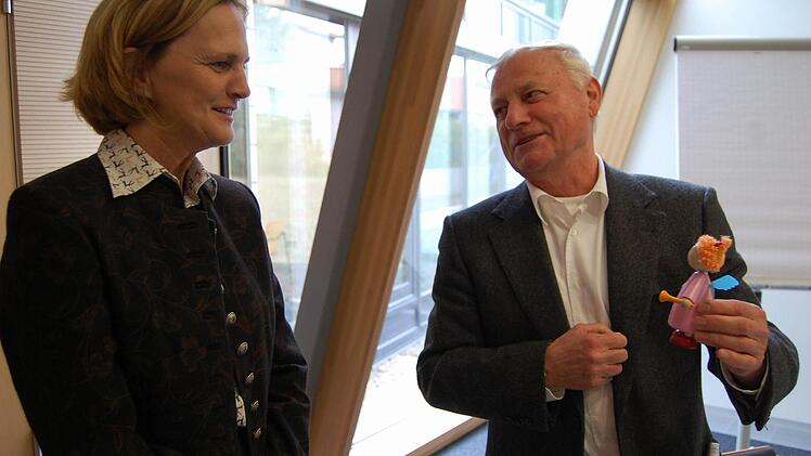 Klaus Habermaaß, geschäftsführender Gesellschafter der Haba-Firmenfamilie, schenkte Karin Seehofer unter anderem einen Engel aus Holz. Fotos: Oliver Schmidt