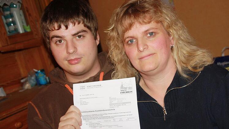 Kommt jetzt der Gerichtsvollzieher? Kevin Spitzig und seine Mutter Carmen halten den Vollstreckungsbescheid in die Kamera.  Foto: Diana Fuchs