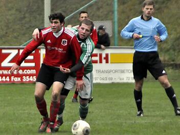 Den Klammergriff von Marcel Hannwacker (TSV Mühlhausen) gegen den Fuchsstädter Florian Thun ahndet Schiedsrichter Alexander Weiß (rechts) mit einem Freistoß. Foto: san