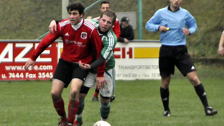Den Klammergriff von Marcel Hannwacker (TSV Mühlhausen) gegen den Fuchsstädter Florian Thun ahndet Schiedsrichter Alexander Weiß (rechts) mit einem Freistoß. Foto: san