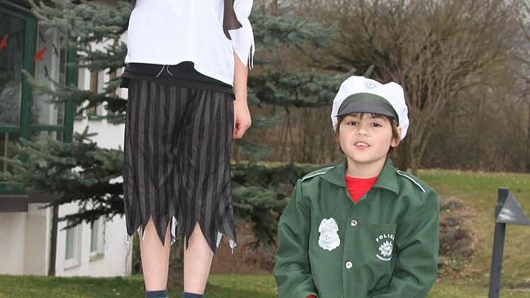 Luca (links) und Santiago als Pirat und Polizist