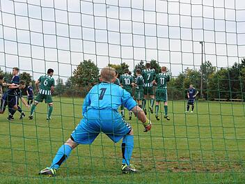 Das Stück Rasen unter den Füßen des Torwartes ist schon etwas teuer. Der TSV verkauft symbolisch seinen Platz. Foto: Archiv Hopf