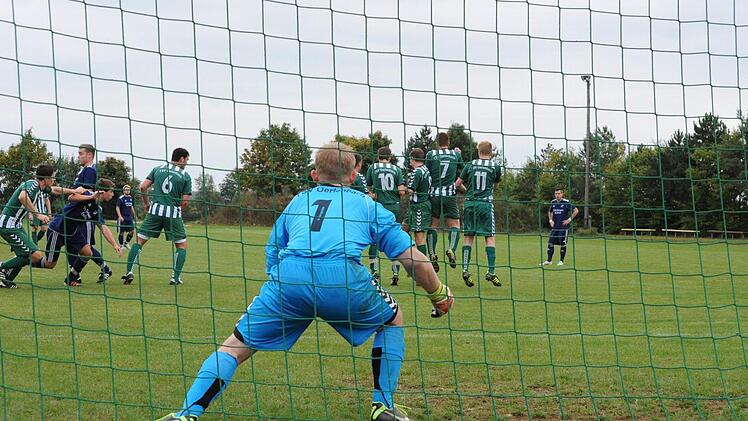 Das Stück Rasen unter den Füßen des Torwartes ist schon etwas teuer. Der TSV verkauft symbolisch seinen Platz. Foto: Archiv Hopf