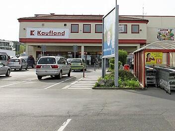 Das Kaufland-Gebäude in der Robert-Koch-Straße ist rund 30 Jahre alt. Nun strebt das Unternehmen den Umzug in einen Neubau an, der nebenan entstehen soll. Foto: Ramona Popp