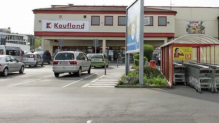 Das Kaufland-Gebäude in der Robert-Koch-Straße ist rund 30 Jahre alt. Nun strebt das Unternehmen den Umzug in einen Neubau an, der nebenan entstehen soll. Foto: Ramona Popp