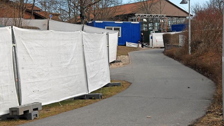 Mit Sichtschutzwänden war die Sporthalle der Berufsschule (Hintergrund) abgetrennt, als sie bis März als Notunterkunft genutzt wurd. Jetzt wird die Halle erneut als Unterkunft vorbereitet.  Foto: Bernhard Panzer (Archiv)