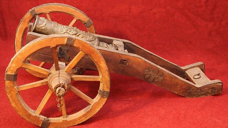 Von der Giech'schen Waffensammlung sind noch Reste wie diese Kanone (1596) aus der Renaissance-Zeit erhalten. Die Schmuckstücke sollen, so wünscht es sich die Familie Hiller von Gaertringen, zurück ins Schloss. Fotos: privat