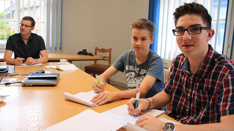 Dominik Lieb und Tom Ley fertigen Protokolle an, eine wichtige Aufgabe in der Verwaltung.