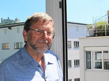 Vste im Rücken, den Blick auf die modernen Gebäude der Hindenburgstraße vor Augen: Hans-Heinrich Eidt beim Interview im Tageblatt-Gebäude. Foto: Jochen Berger